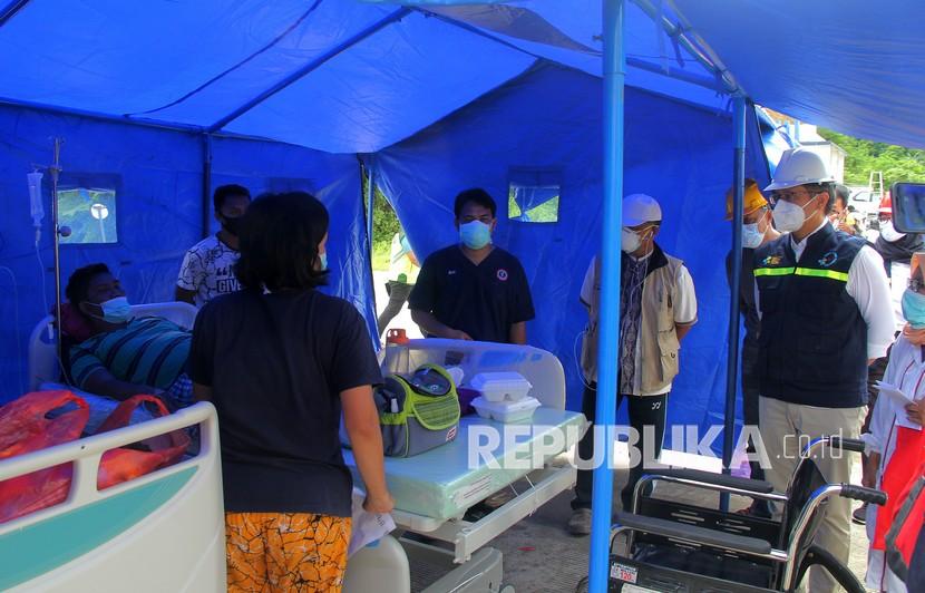 Menteri Kesehatan Budi Gunadi Sadikin (kanan) meninjau penanganan korban gempa di Rumah Sakit Regional Sulbar, Mamuju, Sulawesi Barat, Sabtu (16/1/2021).