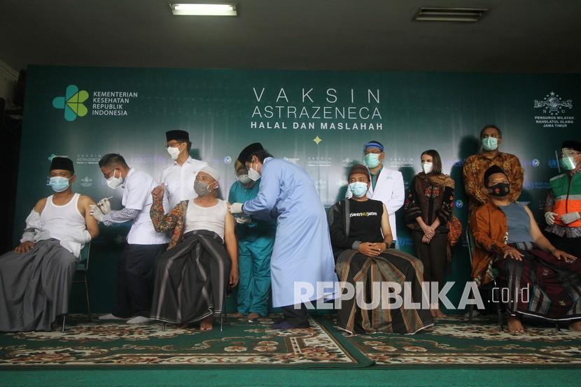 Menteri Kesehatan Budi Gunadi Sadikin (ketiga kiri) menyaksikan proses vaksinasi Covid-19 Astrazeneca kepada sejumlah kyai muda Nahdlatul Ulama (NU) di Kantor PWNU Jatim di Surabaya, Jawa Timur, Selasa (23/3/2021). Vaksinasi Astrazeneca terhadap 100 kyai muda NU tersebut sebagai bentuk upaya untuk menangani pandemi Covid-19 sekaligus sosialisasi kepada masyarakat bahwa vaksin Astrazeneca aman dan halal. 
