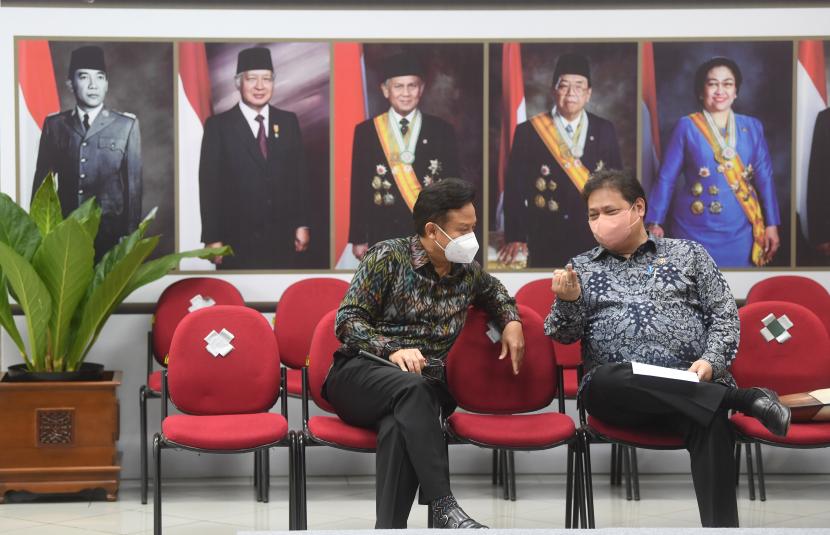 Menteri Kesehatan Budi Gunadi Sadikin (kiri) berbincang dengan Menko Perekonomian Airlangga Hartarto (kanan) usai mengikuti rapat terbatas terkait PPKM di Kantor Presiden, Jakarta, Senin (13/6/2022). Pemerintah mengonfirmasi temuan delapan kasus varian baru COVID-19 yaitu BA.4 dan BA.5 di Indonesia dimana tiga diantaranya adalah kasus kedatangan luar negeri sementara lima sisanya merupakan penularan transmisi lokal. 