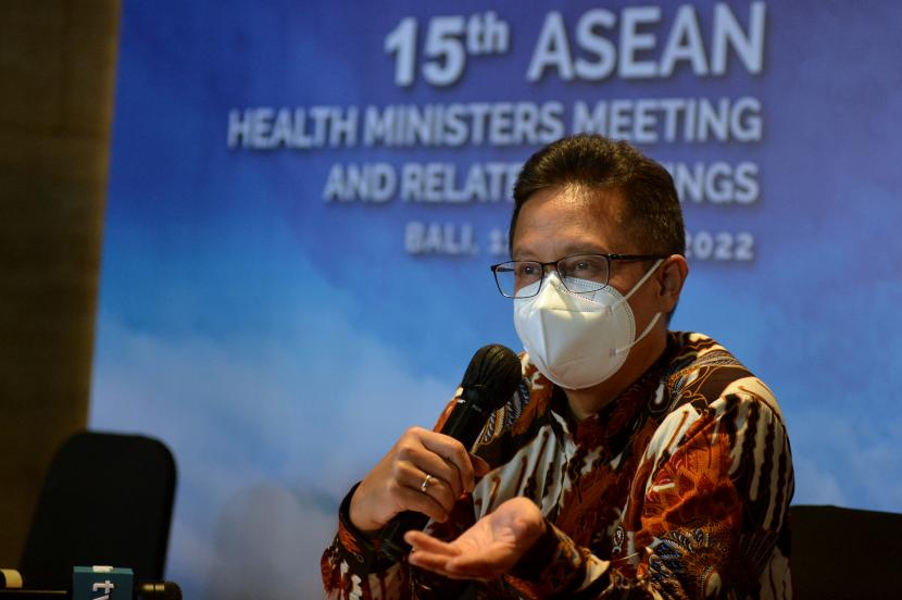 Menteri Kesehatan Budi Gunadi Sadikin memberikan keterangan pers disela-sela kegiatan the 15th ASEAN Health Ministers Meeting di Nusa Dua, Badung, Bali, Sabtu (14/5/2022). Pertemuan Menteri Kesehatan se-ASEAN tersebut membahas sejumlah isu kesehatan seperti standar protokol kesehatan antarnegara ASEAN.