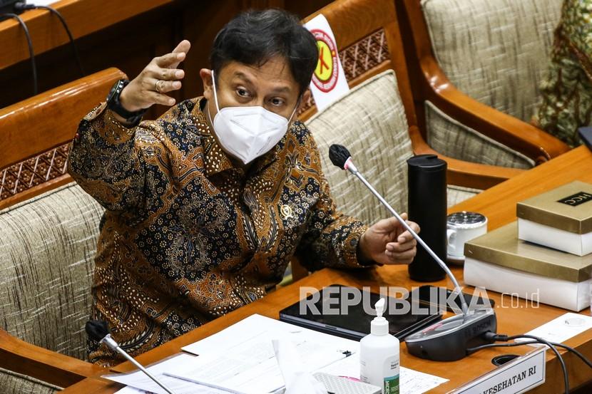 Menteri Kesehatan Budi Gunadi Sadikin memberikan paparan saat menghadiri rapat kerja bersama DPR di Kompleks Parlemen, Senayan, Jakarta. Dalam rapat bersama DPR hari ini, Budi menjelaakan mengenai proses verifikasi data penerima vaksin Covid-19.