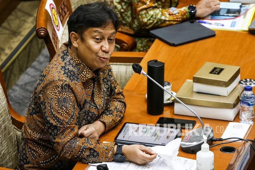 Menteri Kesehatan Budi Gunadi Sadikin memberikan paparan saat menghadiri rapat kerja bersama Komisi IX DPR di Kompleks Parlemen, Senayan, Jakarta.