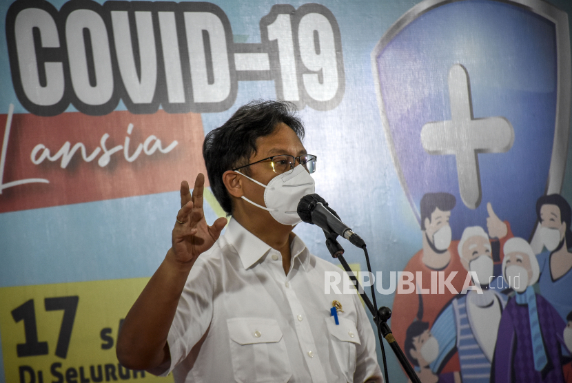 Lonjakan kasus positif Covid-19 di Indonesia saat ini menyebabkan tingginya kebutuhan obat-obatan untuk terapi pasien. Menurut Menteri Kesehatan Budi Gunadi Sadikin, lonjakan terhadap kebutuhan obat-obatan ini mencapai 12 kali lipat. (Foto: Budi Gunadi Sadikin)