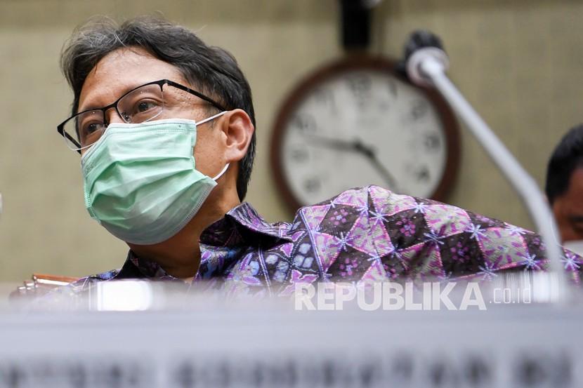 Menteri Kesehatan Budi Gunadi Sadikin menyatakan tingginya angka positif di Indonesia karena pemeriksaan belum dilakukan secara masif dan fasilitas pemeriksaan untuk mendeteksi infeksi virus corona menggunakan metode RT PCR masih terbatas.