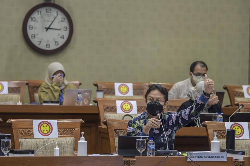 Menteri Kesehatan Budi Gunadi Sadikin mengikuti rapat kerja dengan Komisi IX di Kompleks Parlemen, Senayan, Jakarta, Senin (17/1/2022). Rapat kerja tersebut membahas program kerja Kementerian Kesehatan Tahun 2022 serta memberikan penjelasan terkait program penanganan penyakit berbiaya tinggi (Katastropik) baik Penyakit Menular (PM) maupun Penyakit Tidak Menular (PTM) serta program imunisasi nasional di masa pandemi.