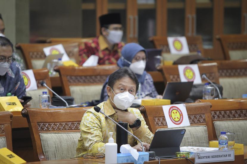 Menteri Kesehatan Budi Gunadi Sadikin mengikuti rapat kerja dengan Komisi IX DPR di Kompleks Parlemen, Senayan, Jakarta, Selasa (25/1/2022). Rapat tersebut membahasa penjelasan terkait perkembangan peninjauan manfaat jaminan kesehatan sesuai Kebutuhan Dasar Kesehatan (KDK) dan kelas rawat inap standar.