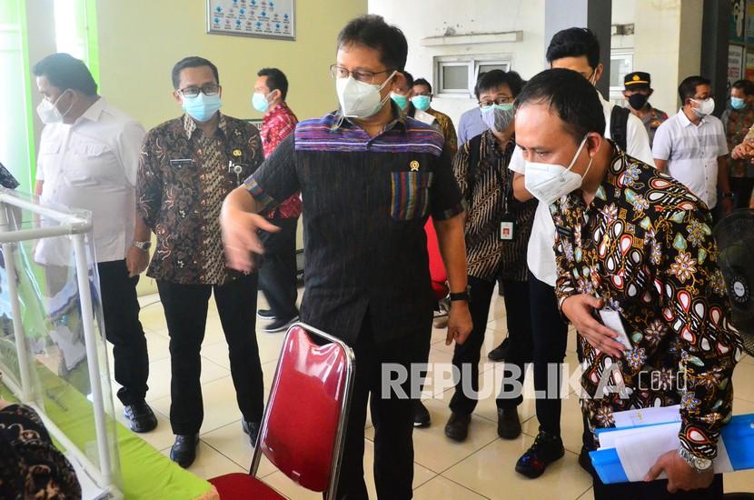 Menteri Kesehatan Budi Gunadi Sadikin (tengah) berbincang dengan Kepala Puskesmas Jati Ahmad Muhammad (kanan) saat meninjau penanganan COVID-19 di Kudus, Jawa Tengah, Sabtu (5/6/2021). Dalam kunjungan itu Menkes meninjau penanganan COVID-19 di sejumlah rumah sakit dan puskesmas serta memberikan bantuan berupa 30 ventilator, 50 ribu swab antigen dan 50 ribu vaksin serta mengirim sebanyak 38 tenaga kesehatan terdiri perawat dan dokter dari IDI.