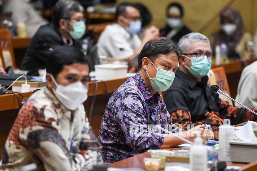 Menteri Kesehatan Budi Gunadi Sadikin (tengah) pada Rapat Kerja bersama Komisi IX DPR RI, di Jakarta, Senin (15/3).
