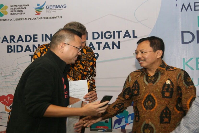 Menkes dr Terawan Agus Putranto (kanan) berbincang dengan dr Adhiatma Gunawan (kiri), Head of Medical Management Good Doctor Technology Indonesia, di sela penandatanganan kolaborasi penyediaan layanan kesehatan berbasis digital.  