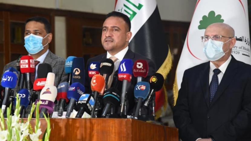 Menteri Kesehatan Irak,  Hassan al-Tamimi (tengah)