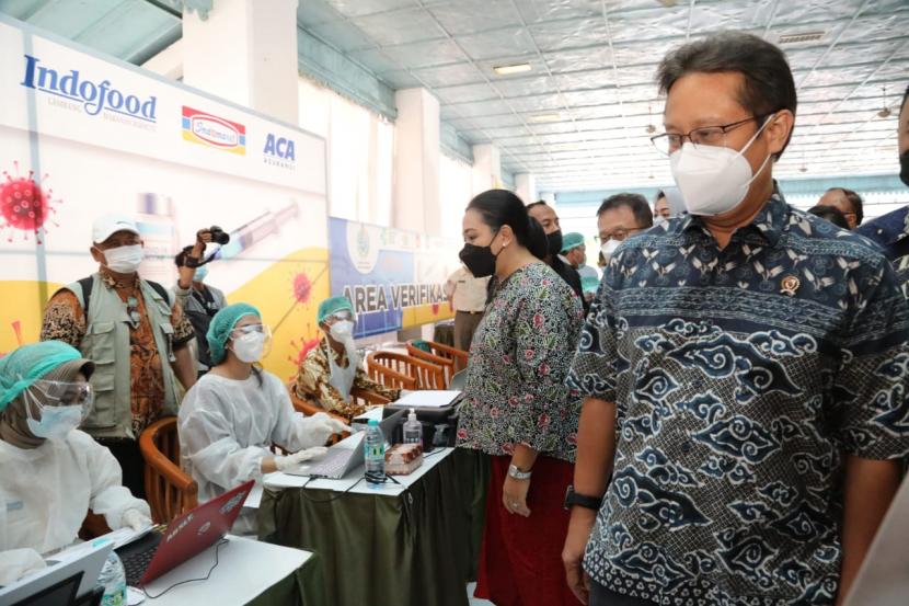 Menteri Kesehatan (Menkes) RI, Budi Gunadi Sadikin, meninjau pelaksanaan vaksinasi Covid-19 di Keraton Kasunanan Surakarta Hadiningrat, Solo, Jawa Tengah.