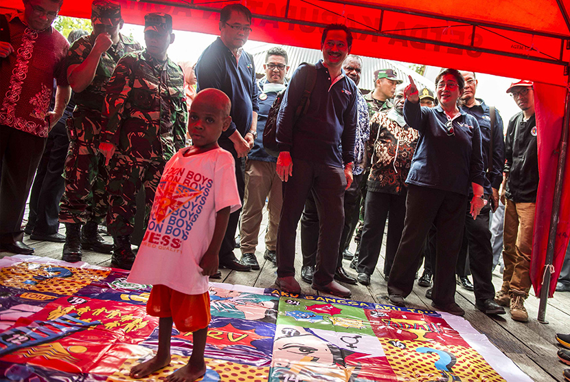 Menteri Kesehatan Nila DF Moeloek (kanan) meninjau anak-anak penderita gizi buruk di Aula Gereja Protestan, Agats, Kabupaten Asmat, Papua, Kamis (25/1). 