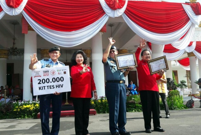 Menteri Kesehatan Nila F Moeloek dan Gubernur Jawa Timur Soekarwo dalam acara Kampanye Hari HIV/AIDS sedunia di Gedung Grahadi, Surabaya, Kamis (1/12)