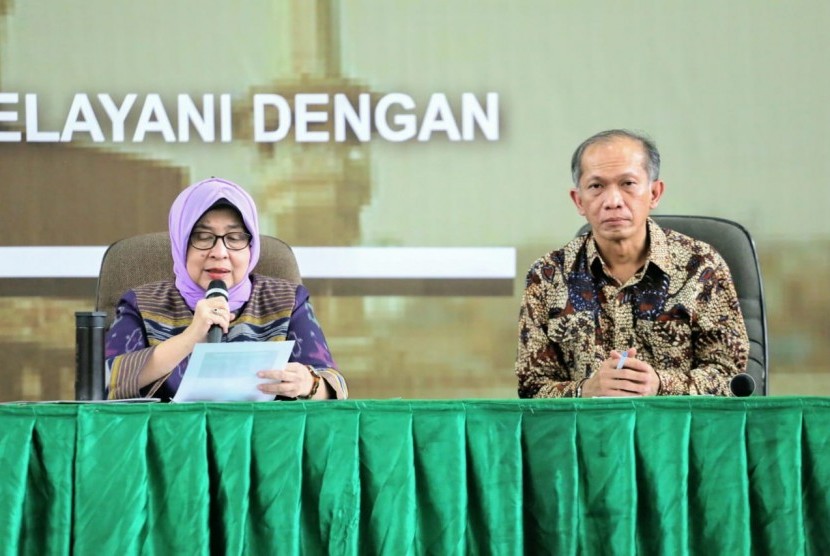 Menteri Kesehatan Nila F Moeloek (kiri) saat menjadi pemateri pada acara Pembekalan Terintegrasi Petugas Haji Arab Saudi Tahun 1440 H/2019 M di Asrama Haji Pondok Gede Jakarta, Jumat (26/4). 