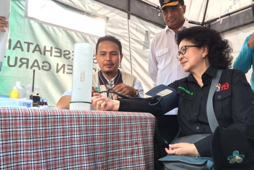 Menteri Kesehatan Nila F Moeloek, melakukan pemeriksaan kesehatan di pos terpadu, Limbangan, Garut, Rabu (29/5). 