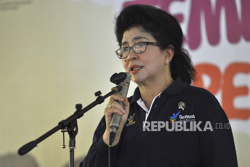 Menteri Kesehatan Nila F Moeloek memberi sambutan saat acara Kampanye Measles Rubella (MR) dan Campak sekaligus Peringati Asean Dengeu Day 2017 di SDN Baru 07 Cijantung, Jakarta, Rabu (2/7). 