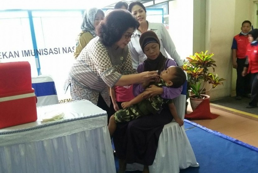 Menteri Kesehatan Nila F Moeloek meneteskan vaksin polio pada balita di Bandara Adi Soemarmo, Solo, Selasa (8/3)