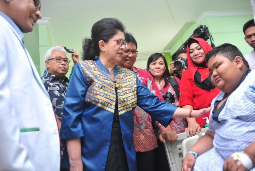 Menteri Kesehatan Nila F Moeloek mengunjungi Rizki Ramadhan