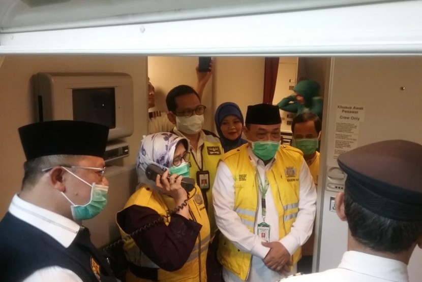 Menteri Kesehatan Nila F Moeloek Menyambut Kedatangan Jamaah Haji  asal Jakarta Selatan di Bandara Sotta, Senin (19/8).
