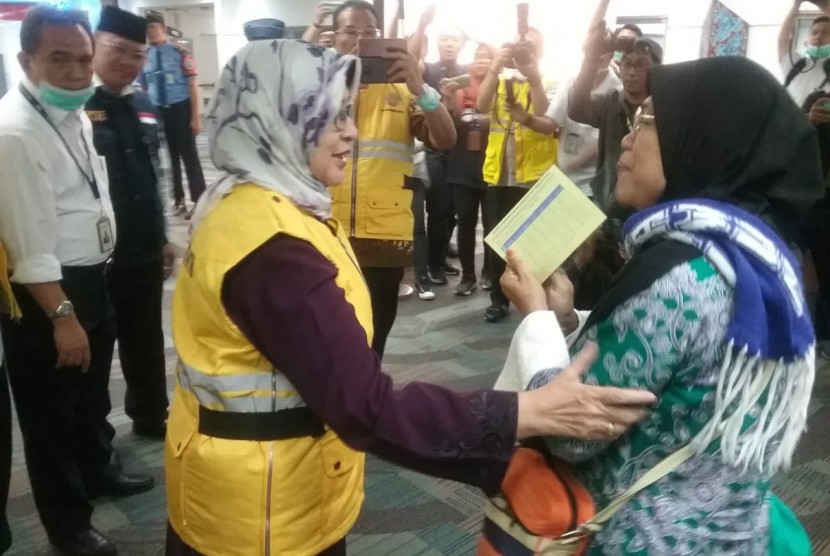 Menteri Kesehatan Nila F Moeloek Menyambut Kedatangan Jamaah Haji  asal Jakarta Selatan di Bandara Sotta, Senin (19/8).
