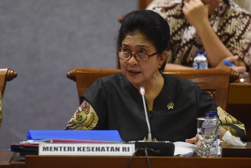 Menteri Kesehatan Nila F Moeloek menyampaikan pendapatnya dalam rapat kerja dengan Komisi IX DPR di Kompleks Parlemen, Senayan, Jakarta, Senin (4/9). 
