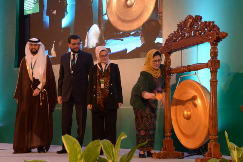 Menteri Kesehatan Nila F Moleoek memukul gong pertanda dimulainya acara  pertemuan Kepala Otoritas Regulatori Obat Negara Anggota OKI, di Fairmont  Hotel, Jakarta Pusat, Selasa (21/11).