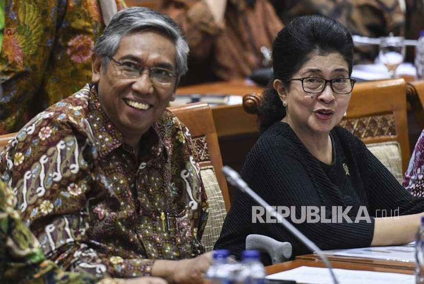 Menteri Kesehatan Nila Farid Moeloek (kanan) dan Wakil Menteri Keuangan Mardiasmo (kiri) bersiap mengikuti rapat kerja dengan Komisi IX DPR di Komplek Parlemen, Senayan, Jakarta, Senin (17/9). 