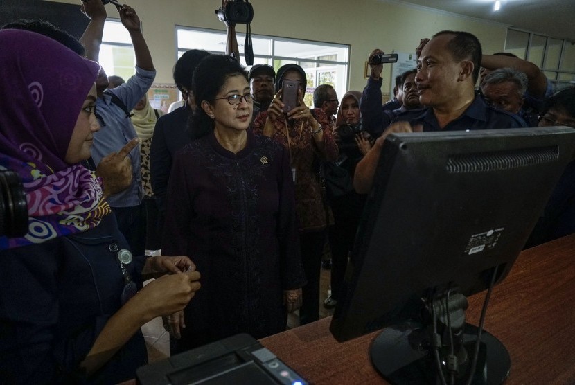 Menteri Kesehatan Nila Farid Moeloek (tengah) mendapat penjelasan dari pegawai puskesmas saat berkunjung di Puskesmas Desa Tamanan, Banguntapan, Bantul, DI Yogyakarta, Rabu (26/10).