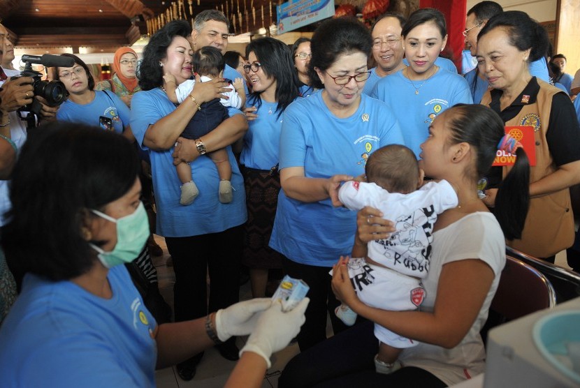 Menteri Kesehatan Nila Farid Moeloek (tengah) meninjau pelaksanaan vaksinasi pada Pencanangan Nasional Introduksi Vaksin Polio Suntik (IPV) 2016 di Gianyar, Bali, Jumat (22/7). 