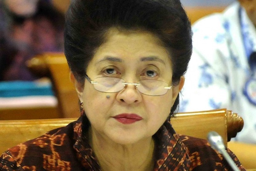 Menteri Kesehatan Nila Moeloek