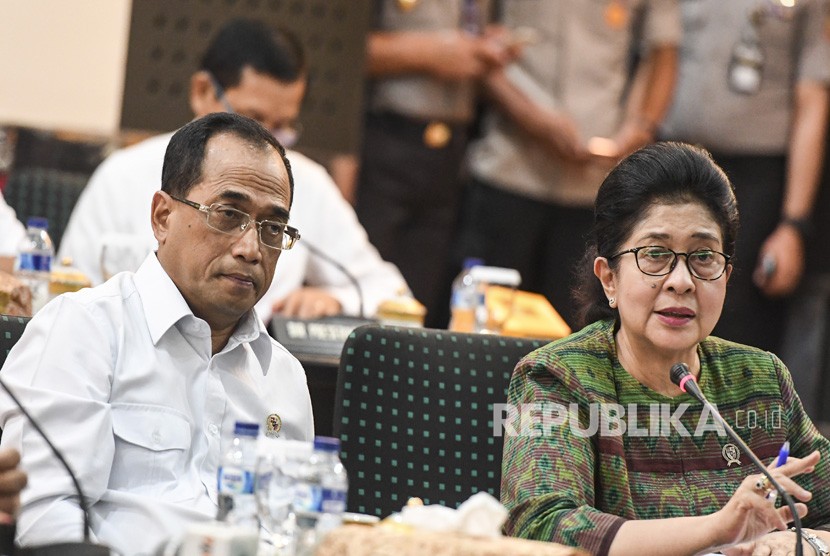 Menteri Kesehatan Nila Moeloek (kanan) 