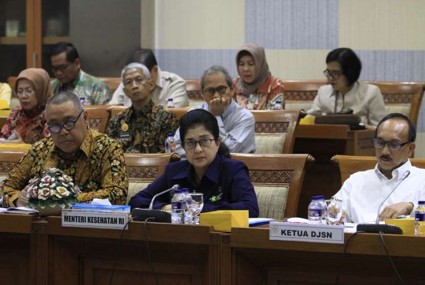 Menteri Kesehatan Nila Moeloek (tengah) didampingi Sekretaris Jenderal Kemenkes Untung Suseno (kiri) dan Ketua Dewan Jaminan Sosial Nasional (DJSN) Sigit Priyohutomo Sutarjo (kanan) hadir dalam Rapat Dengar Pendapat (RPD) dengan Komisi IX DPR, di Kompleks Parlemen Senayan, Jakarta, Senin (27/8). 