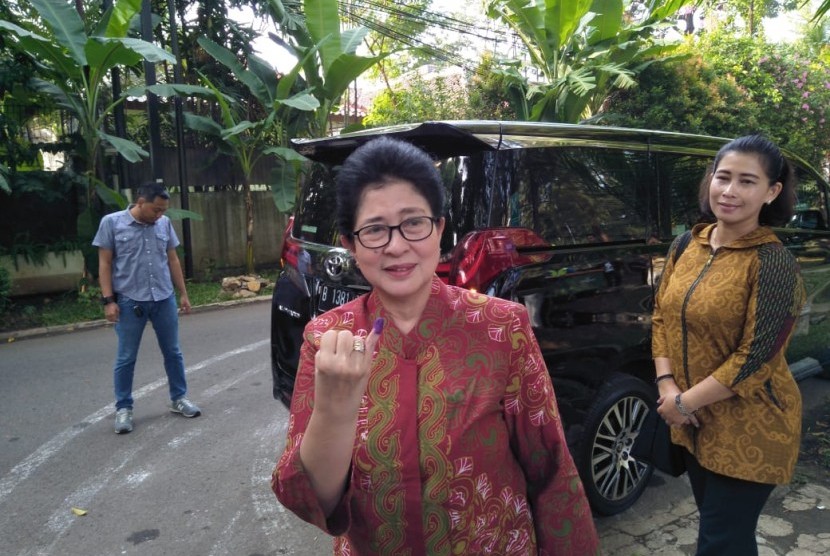Menteri Kesehatan, Nila Moeloek, usai menggunakan hak pilihnya di TPS 10 Kelurahan Kuningan Timur, Jakarta Selatan, Rabu (17/4). 