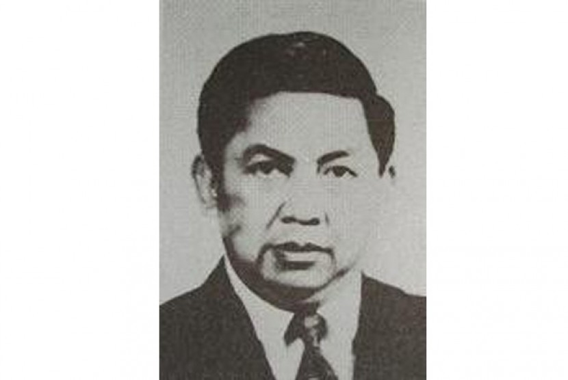 Menteri Kesehatan pada periode tahun 1978 - 1988, Soewardjono Soerjaningrat.