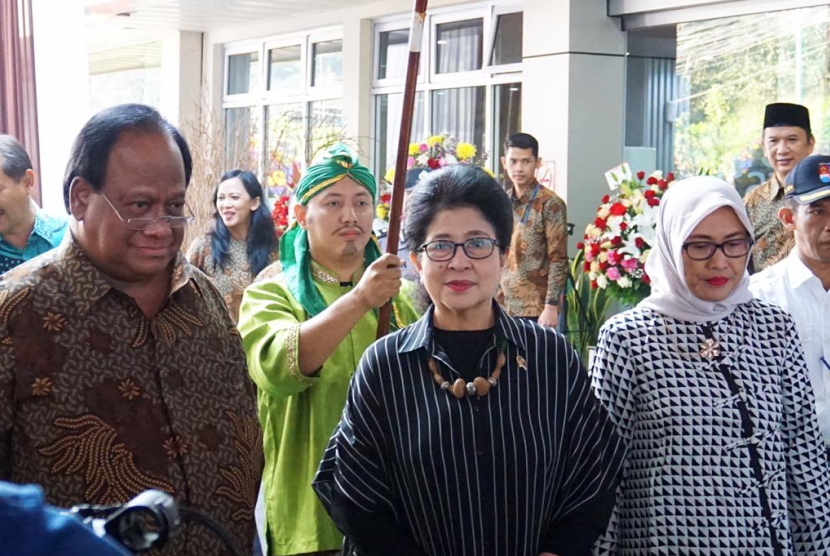 Menteri Kesehatan Republik Indonesia, Prof. Dr. dr. Nila Djuwita F. Moeloek, Sp.M (K) menghadiri perayaan HUT RS Azra ke-25.