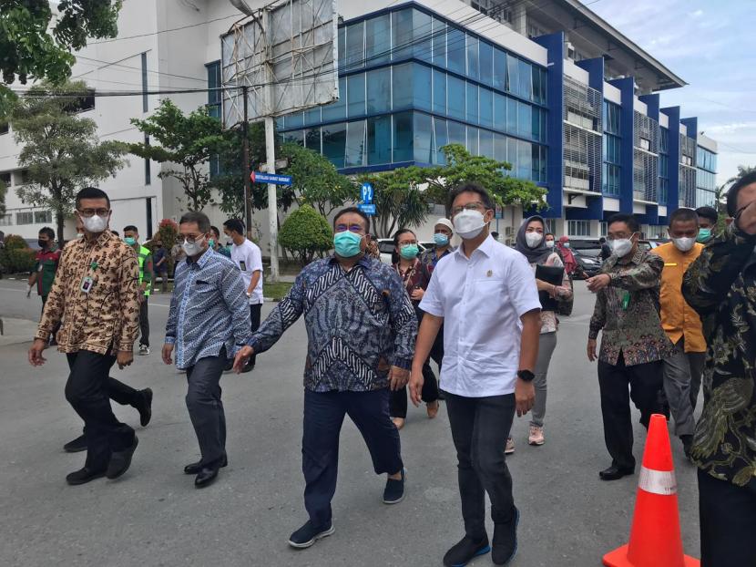 Menteri Kesehatan RI Budi Gunadi Sadikin di RSUP M Djamil Padang, Jumat (9/4).