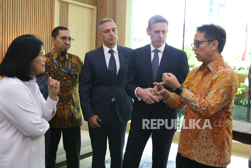 Menteri Kesehatan RI Budi Gunadi Sadikin (kanan) berbincang dengan President of Asia Pacific MSD David Peacock (kedua kanan), Managing Director MSD Indonesia George Stylianou (tengah), External Affairs Director MSD Indonesia Dudit Triyanto (kedua kiri) dan Dirjen Kefarmasian dan Alat Kesehatan Lucia Rizka Andalusia (kiri) seusai penandatanganan perjanjian kerja sama antara MSD Indonesia dan Bio Farma, di Jakarta, Kamis (13/2/2025). MSD dan Bio Farma menandatangani perjanjian transfer teknologi untuk produksi Vaksin Pneumokokal Konjugat 15-valent (PCV15). Kolaborasi strategis ini menegaskan komitmen MSD dalam memperkuat infrastruktur vaksinasi, memperluas akses kesehatan, serta mendukung ketahanan sistem kesehatan di Indonesia.