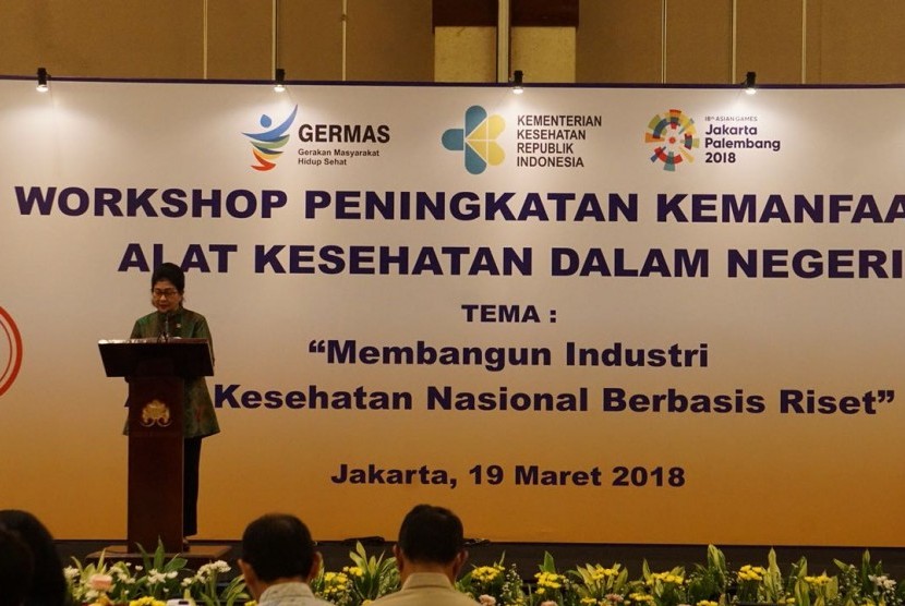 Menteri Kesehatan RI Nila F Moeloek memberi sambutan dalam pembukaan workshop Peningkatan Kemanfaatan Alat Kesehatan Dalam Negeri di Jakarta, Senin (19/3). 
