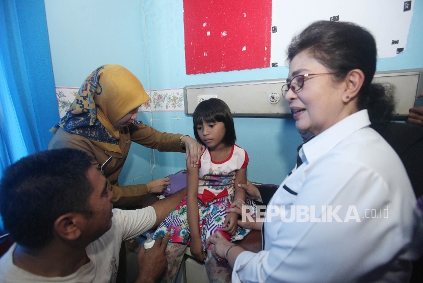 Menteri Kesehatan RI, Nila Moeloek (kanan) melakukan peninjauan pelaksanaan vaksinasi ulang di RSU Kecamatan Ciracas, Jakarta Timur, Senin (18/7).Republika/Rakhmawaty La'lang