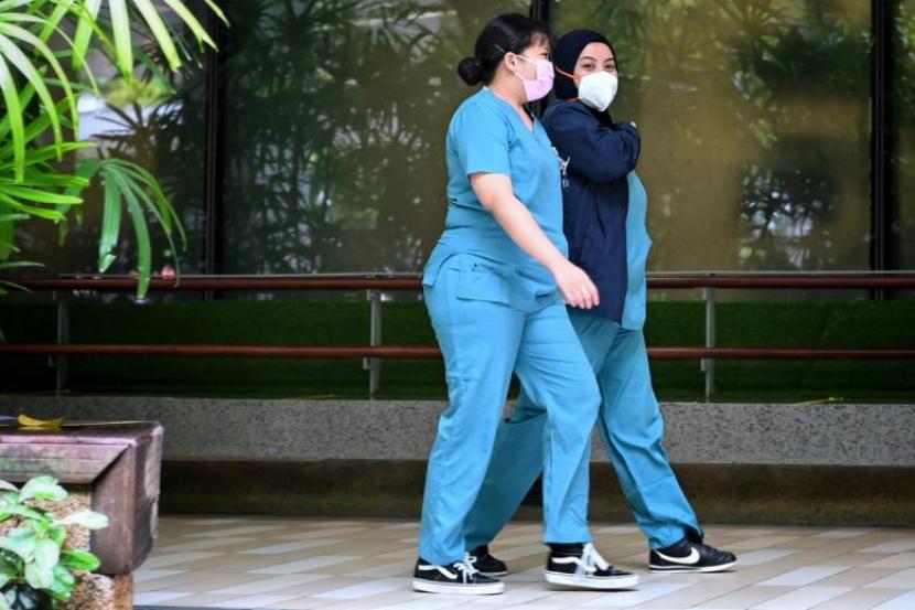 Alhamdulillah, Tenaga Medis Muslim Singapura Mulai Kenakan Jilbab Saat Kerja. Menteri Kesehatan Singapura Ong Ye Kung menyebut sekitar satu dari lima petugas kesehatan perempuan Muslim mulai mengenakan hijab di tempat kerja. Perubahan ini terjadi sejak pemerintah mengizinkan penggunaan jilbab mulai November 2021.