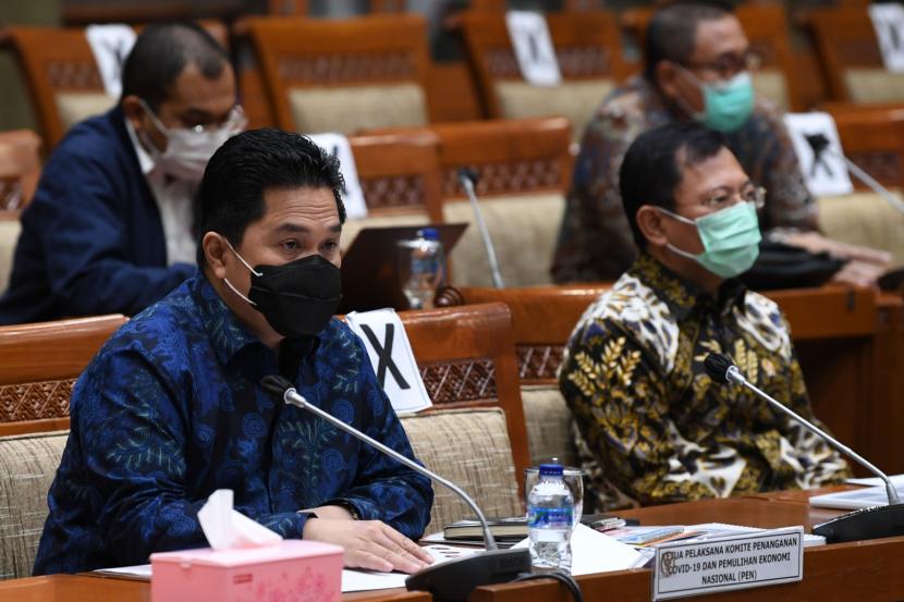 Menteri Kesehatan Terawan Agus Putranto (kanan) bersama Ketua Pelaksana Komite Penanganan COVID-19 dan Pemulihan Ekonomi Nasional Erick Thohir (kiri) mengikuti Rapat Dengar Pandapat dengan Komisi IX DPR di Kompleks Parlemen Senayan, Jakarta, Kamis (27/8/2020). RDP tersebut membahas efektivitas pengorganisasian dan penganggaran dalam penanganan COVID-19, termasuk perkembangan tentang uji vaksin untuk COVID-19. 