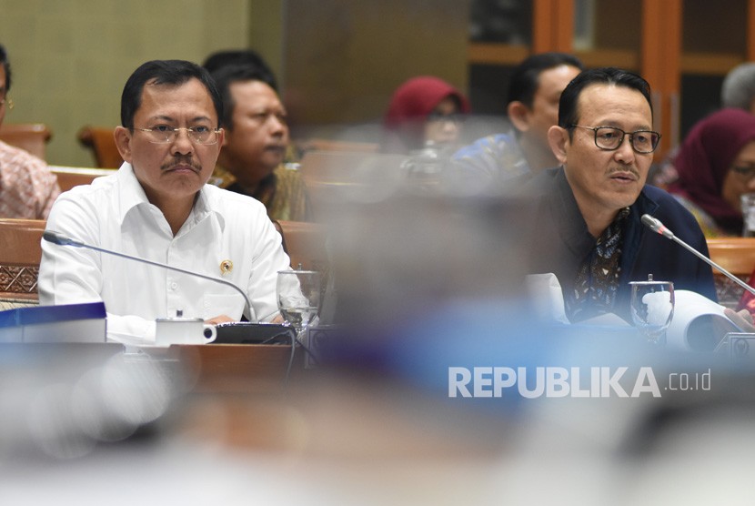 Menteri Kesehatan Terawan Agus Putranto (kiri) dan Dirut BPJS Kesehatan Fahmi Idris (kanan) mengikuti rapat kerja dengan Komisi IX DPR di Kompleks Parlemen, Senayan, Jakarta, Rabu (6/11/2019).