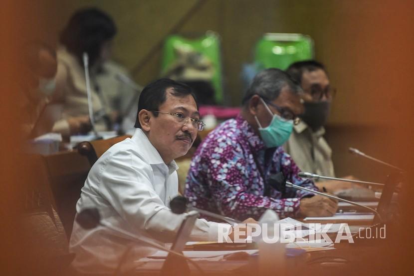 Menteri Kesehatan Terawan Agus Putranto (kiri) didampingi jajarannya mengikuti rapat kerja dengan Komisi IX DPR di Kompleks Parlemen, Senayan, Jakarta, Senin (4/5/2020). Raker tersebut membahas situasi teknis upaya penanganan COVID-19 di Indonesia.