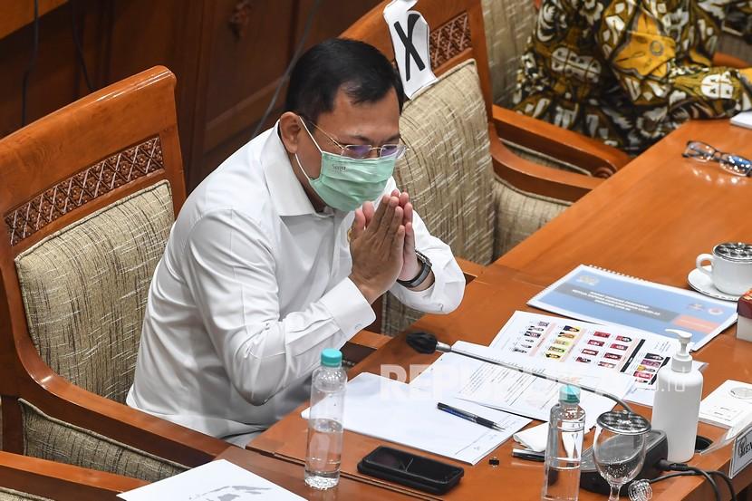 Mantan Menteri Kesehatan Terawan Agus Putranto memberi salam saat mengikuti Rapat Kerja (Raker) dengan Komisi IX DPR di Kompleks Parlemen Senayan, Jakarta, Kamis (10/12/2020). Rapat tersebut membahas persiapan vaksinasi COVID-19 dan sumber pembiayaannya serta regulasi pendukung program vaksinasi nasional. 