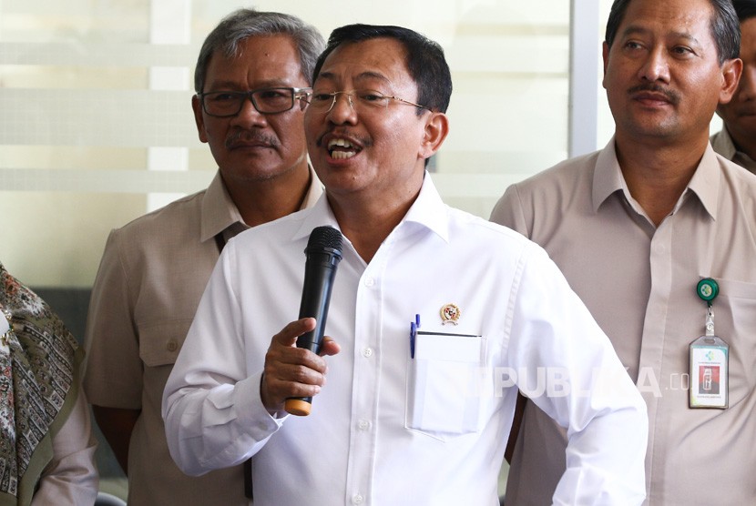 Menteri Kesehatan Terawan Agus Putranto memberikan keterangan pers seusai meninjau RSPI Sulianti Saroso, Jakarta, Senin (2/3/2020). 