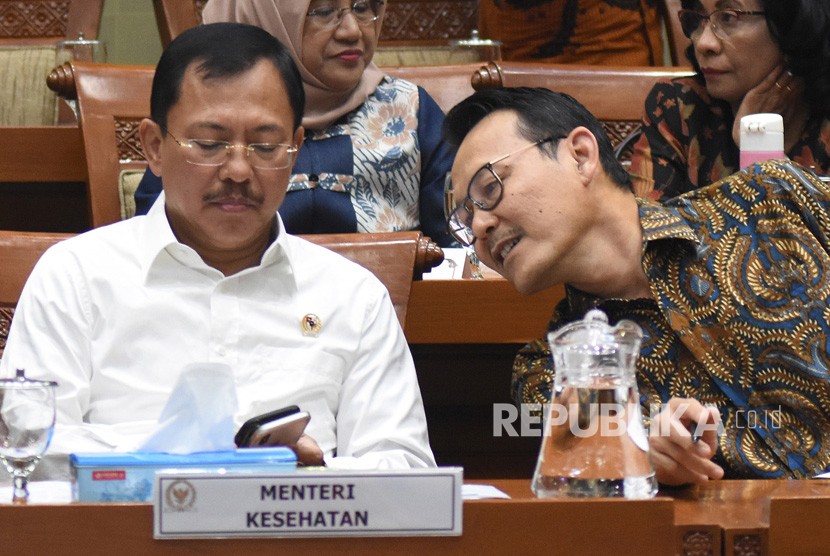 Menteri Kesehatan Terawan Agus Putranto (tengah) dan Dirut BPJS Kesehatan Fahmi Idris (kanan) bersiap mengikuti rapat kerja dengan Komisi XI DPR di Kompleks Parlemen Senayan, Jakarta, Selasa (5/11/2019).