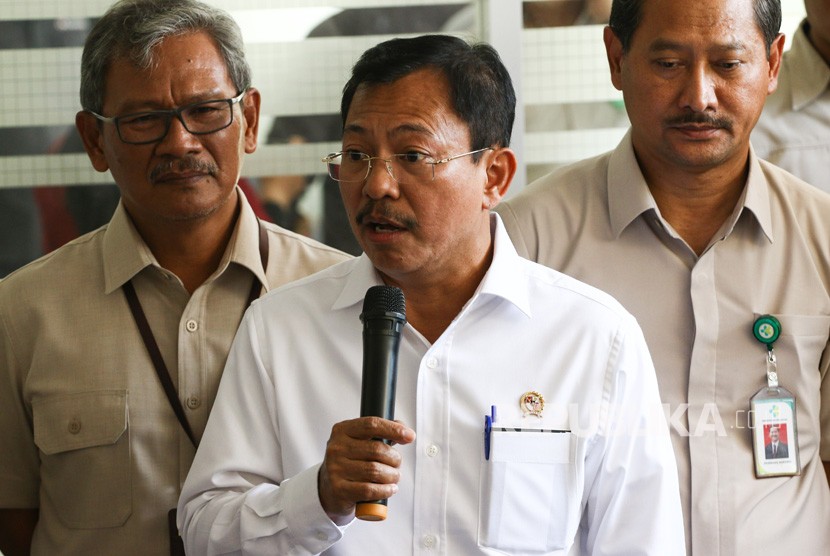 Menteri Kesehatan Terawan Agus Putranto (tengah) memberikan keterangan pers seusai meninjau RSPI Sulianti Saroso, Jakarta, Senin (2/3/2020).