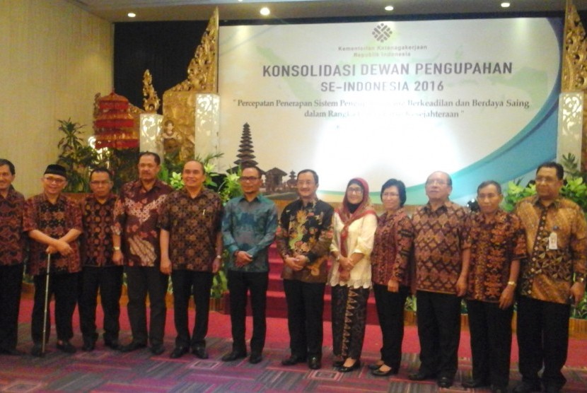 Menteri Ketenaga Kerjaan, Hanif Dakhiri (7 dari kiri) berpose bersama perwakilan Dewan Pengupahan dakan acara konsolidasi Dewan Pengupahan se-Indonesia di Bali, Kamis (21/7)