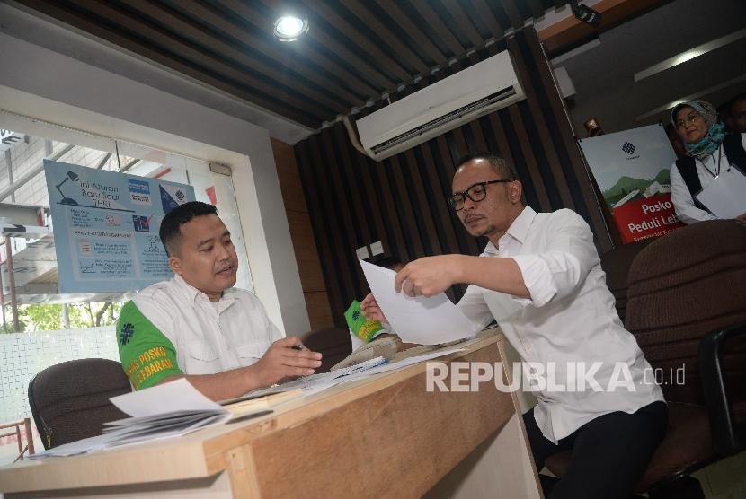 Menteri Ketenagakerjaan Hanif Dhakiri (kanan) meninjau layanan saat pembukaan posko pengaduan THR Lebaran 2018 di Pusat Pelayanan Terpadu Satu Atap (PTSA), Gedung B Kantor Kementerian Ketenagakerjaan, Jakarta, Senin (28/5). 