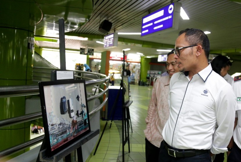 Menteri Ketenagakerjaan Hanif Dhakiri memperhatikan foto saat pembukaan pameran foto Isu Perburuan dan Serikat Pekerja di Hall Utama Stasiun Gambir, Jakarta, Rabu (23/3).